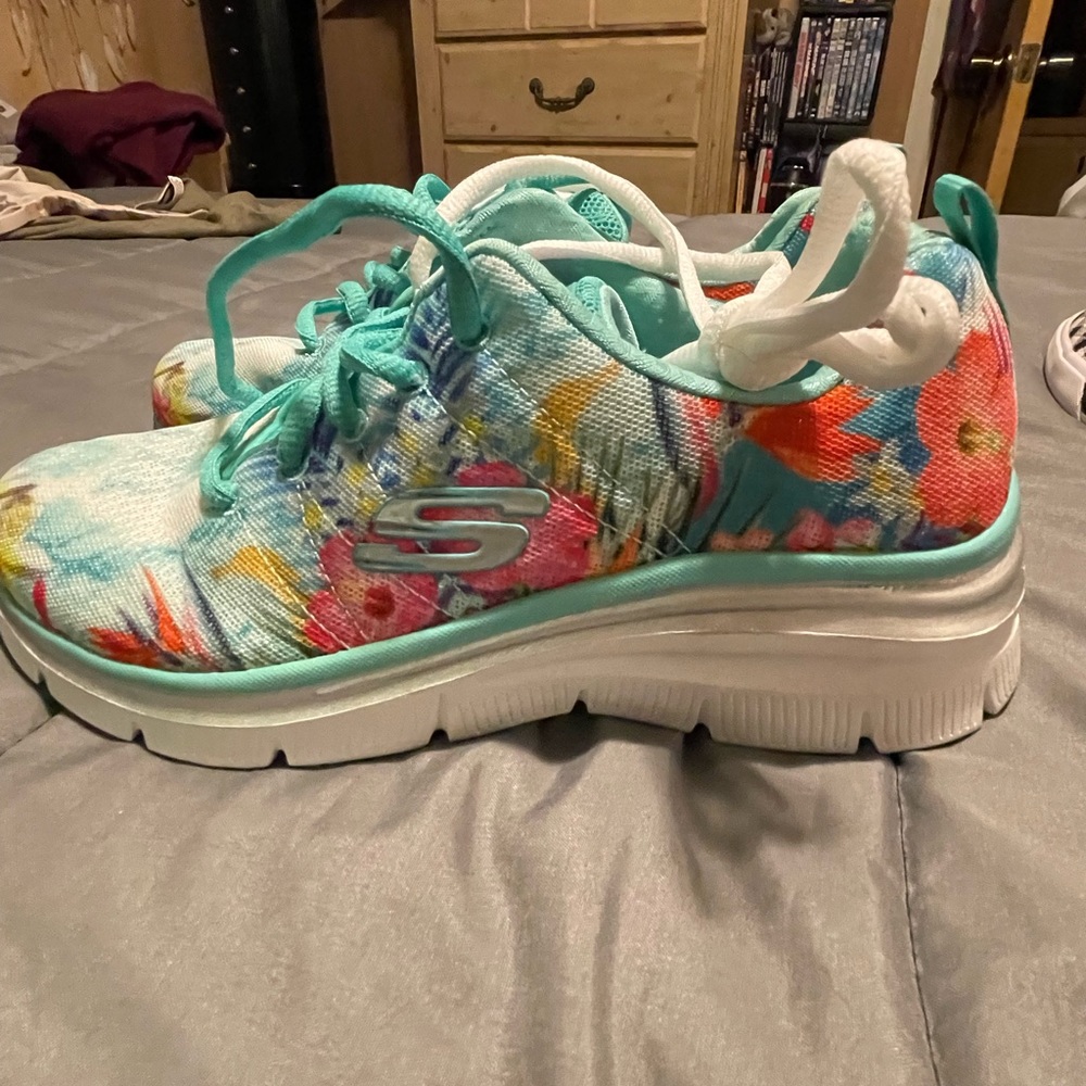 Skechers memory foam tennis shoes. Brand new never worn